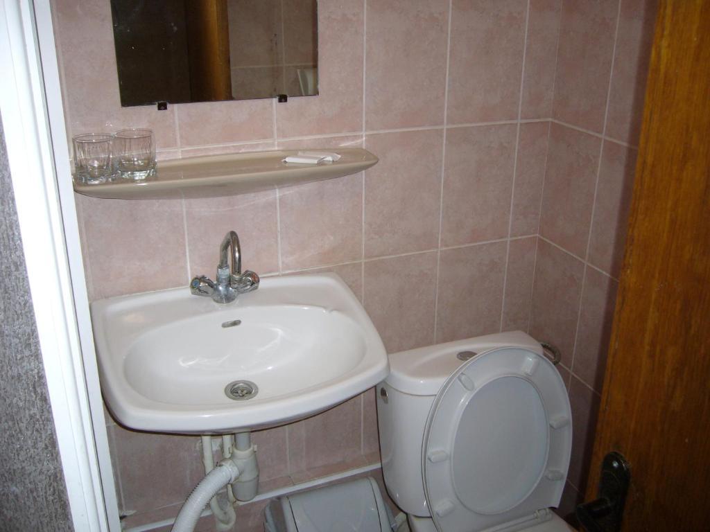 Hotel Profspilkovyi Lutsʼk Стая снимка