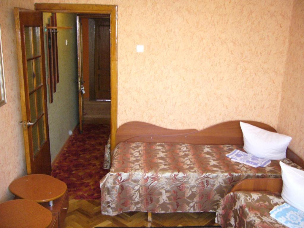 Hotel Profspilkovyi Lutsʼk Стая снимка